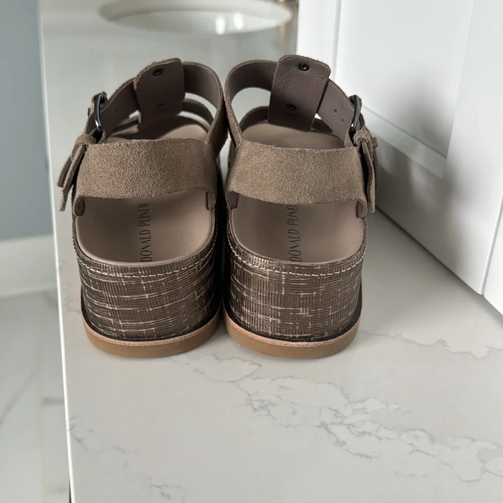 Donald Pliner suede sandals in size 5.5. - Picture 2 of 8